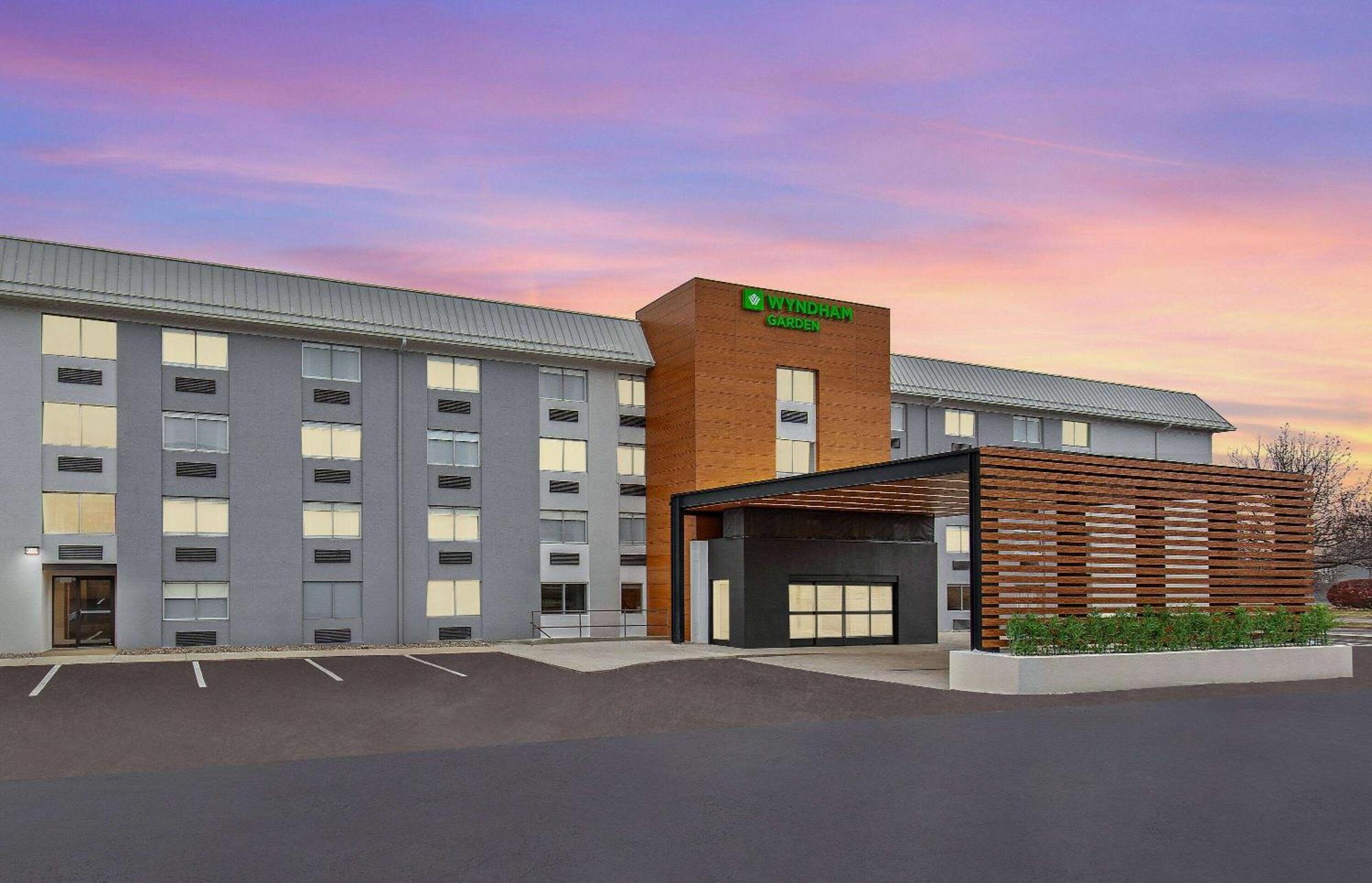Wyndham Garden Louisville East Exterior photo