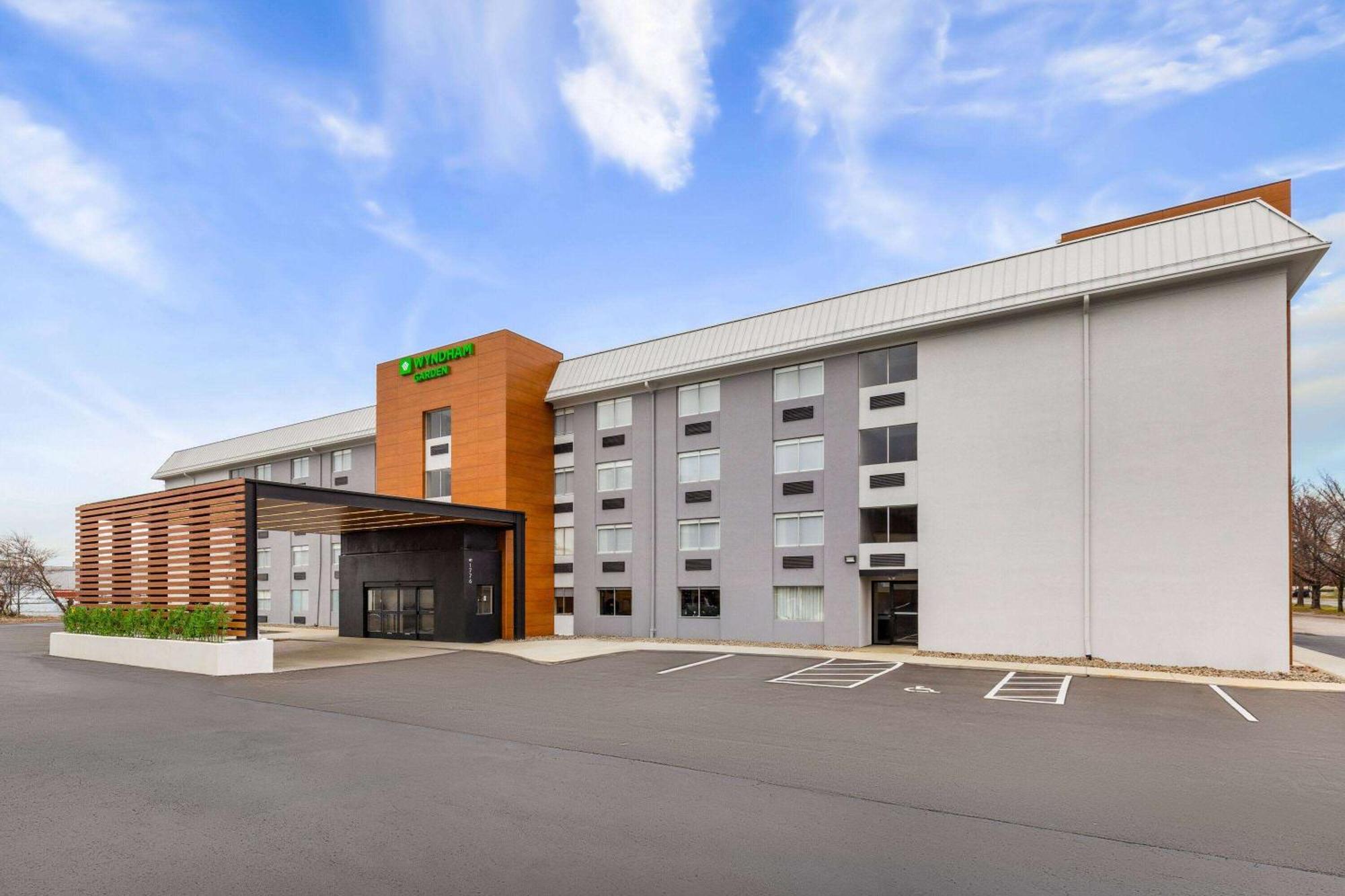 Wyndham Garden Louisville East Exterior photo